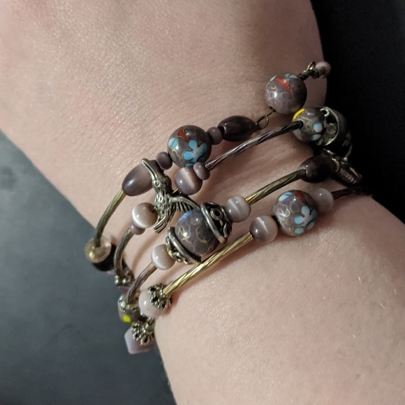 Silver Tone Purple Mauve Hummingbird Beaded Memory Wire Statement Bracelet - Picture 1 of 4